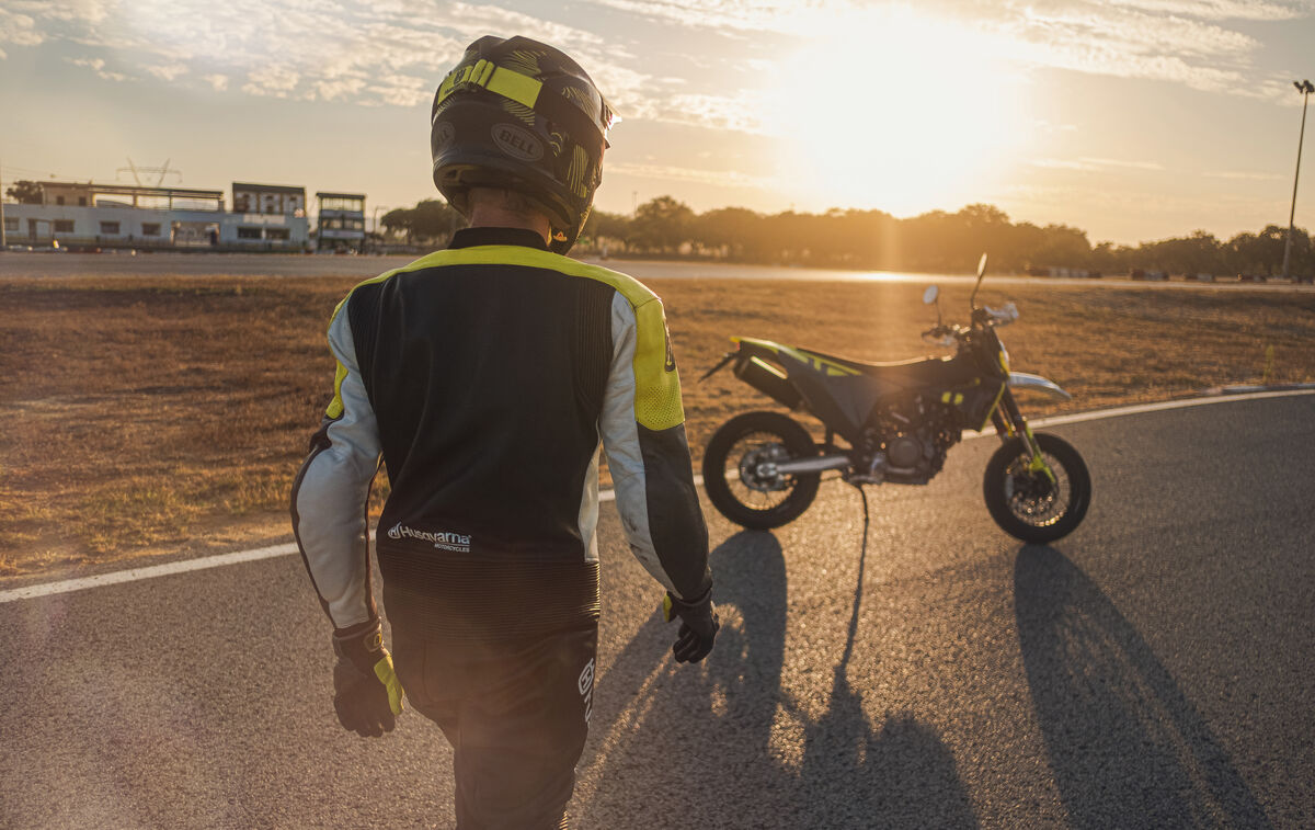 Husqvarna 701 Supermoto guide