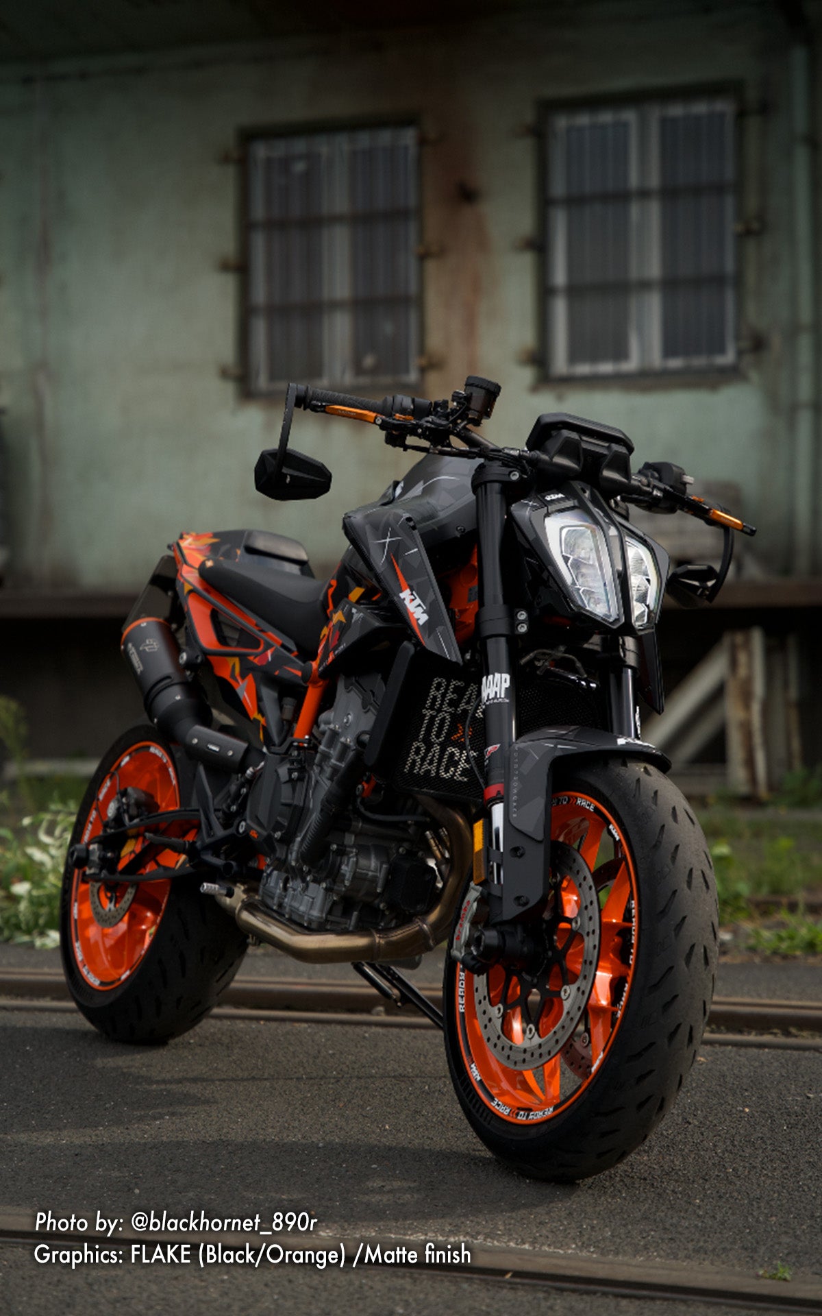KTM 790/890 Duke DEKOR - "Flake" (Svart/Oransje)