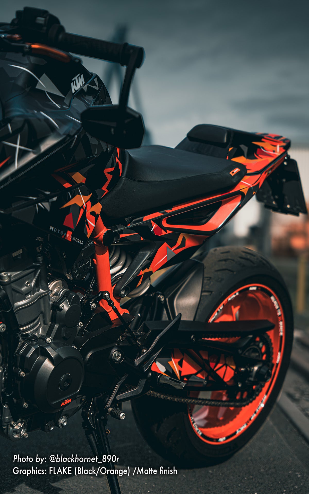 KTM 790/890 Duke DEKOR - "Flake" (Svart/Oransje)